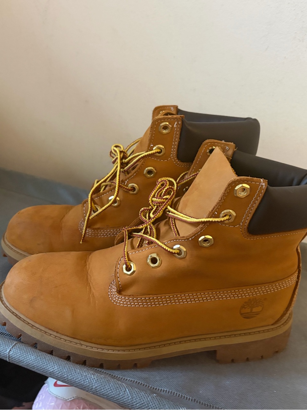 pre-owned waterproof wheat timberlands 6Y